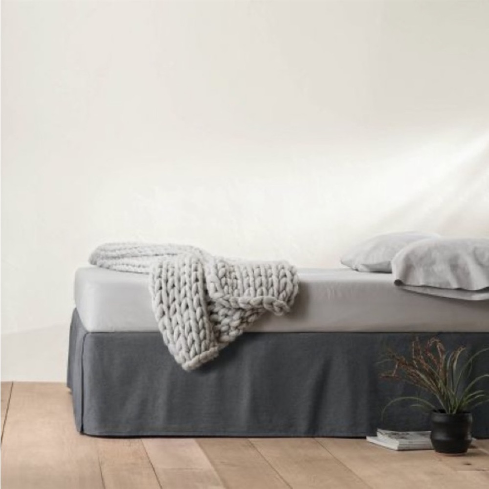 CASALUNA. Bedskirt. Queen